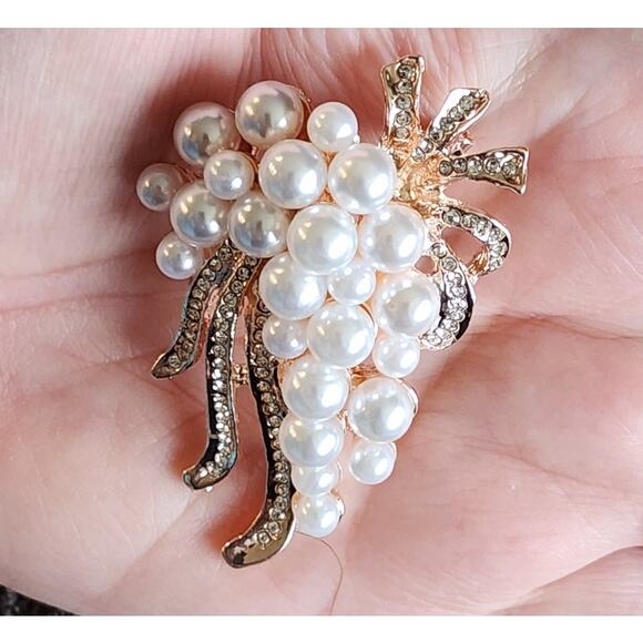 Faux Pearl and Rhinestone Stylized Grapes Brooch Beautiful Elegant - Picture 1 of 4